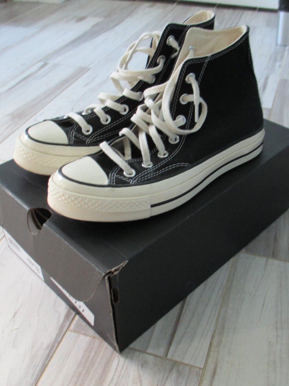 Converse Chucks hi-tops NWT